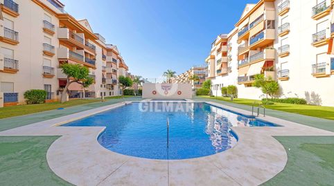 Ático de Ensueño en Venta en EsteponaDescubre este espectacular ático de 4 habitaciones, 2 baños completos y un aseo, ideal para f