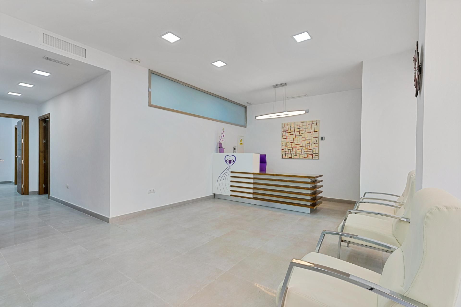 Premises to rent in Marbella  with Air Conditioner and Furnished