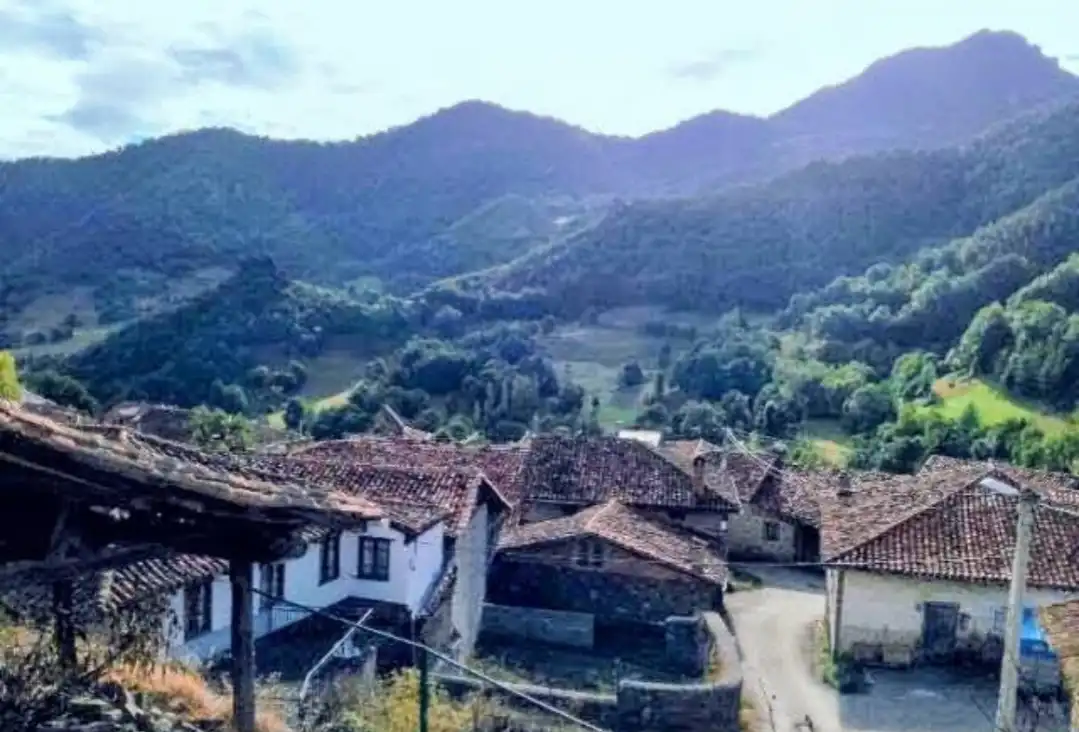 Vista exterior de Casa o xalet en venda en Vega de Liébana amb Jardí privat, Moblat i Balcó