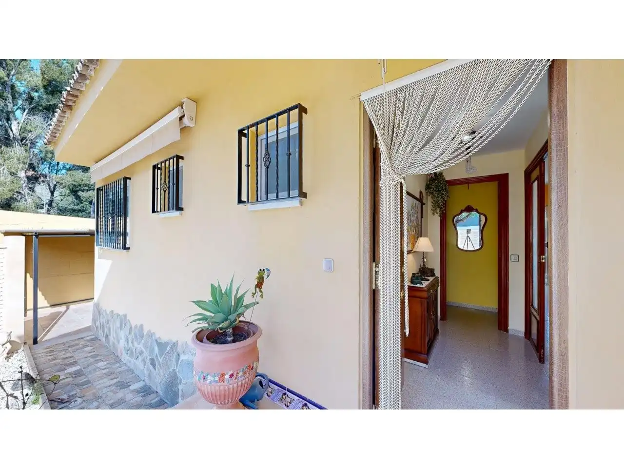 Vista exterior de Casa o xalet en venda en Gilet amb Aire condicionat, Jardí privat i Terrassa