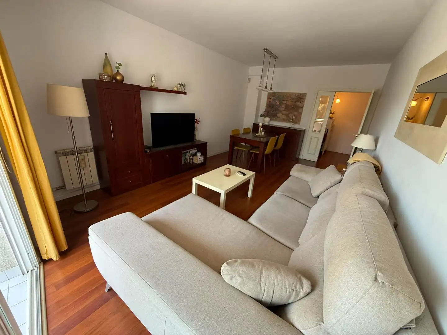 Sala de estar de Piso en venta en Cornellà de Llobregat con Aire acondicionado, Calefacción y Parquet