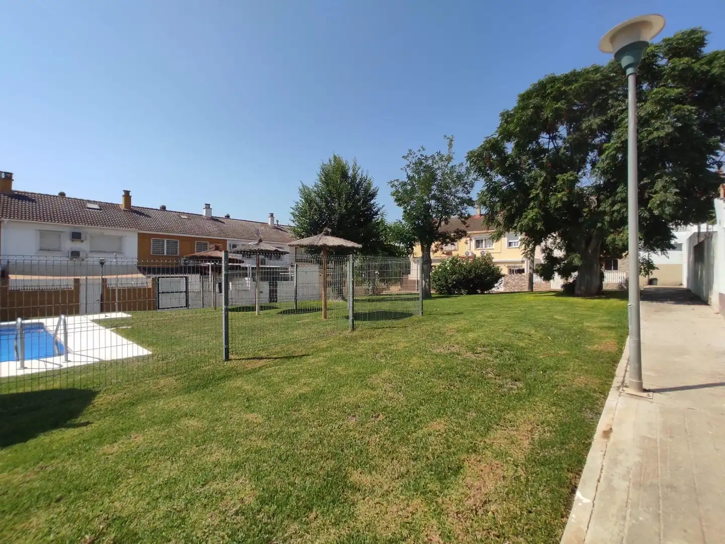 Casa adosada de lloguer en Dos Hermanas amb Aire condicionat, Jardí privat i Moblat