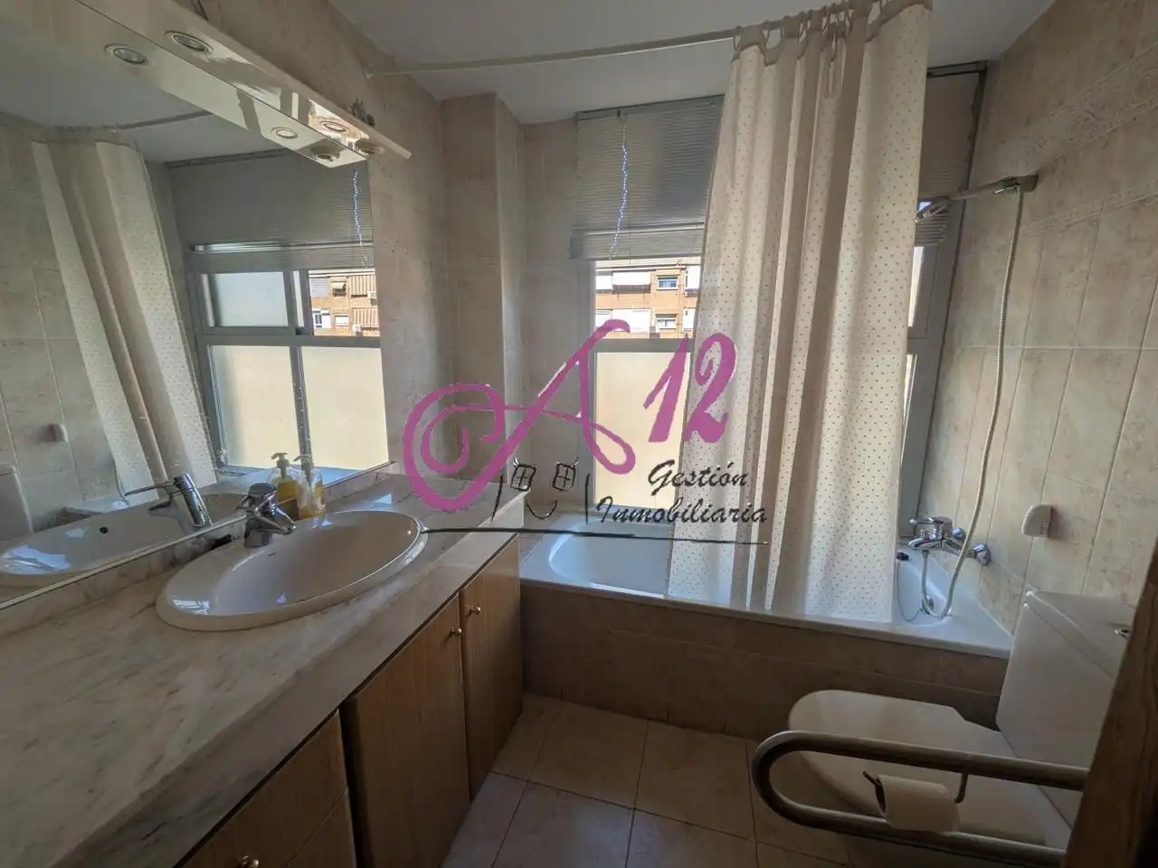Bathroom of Flat for sale in Valencia  with Air Conditioner, Terrace and Community pool