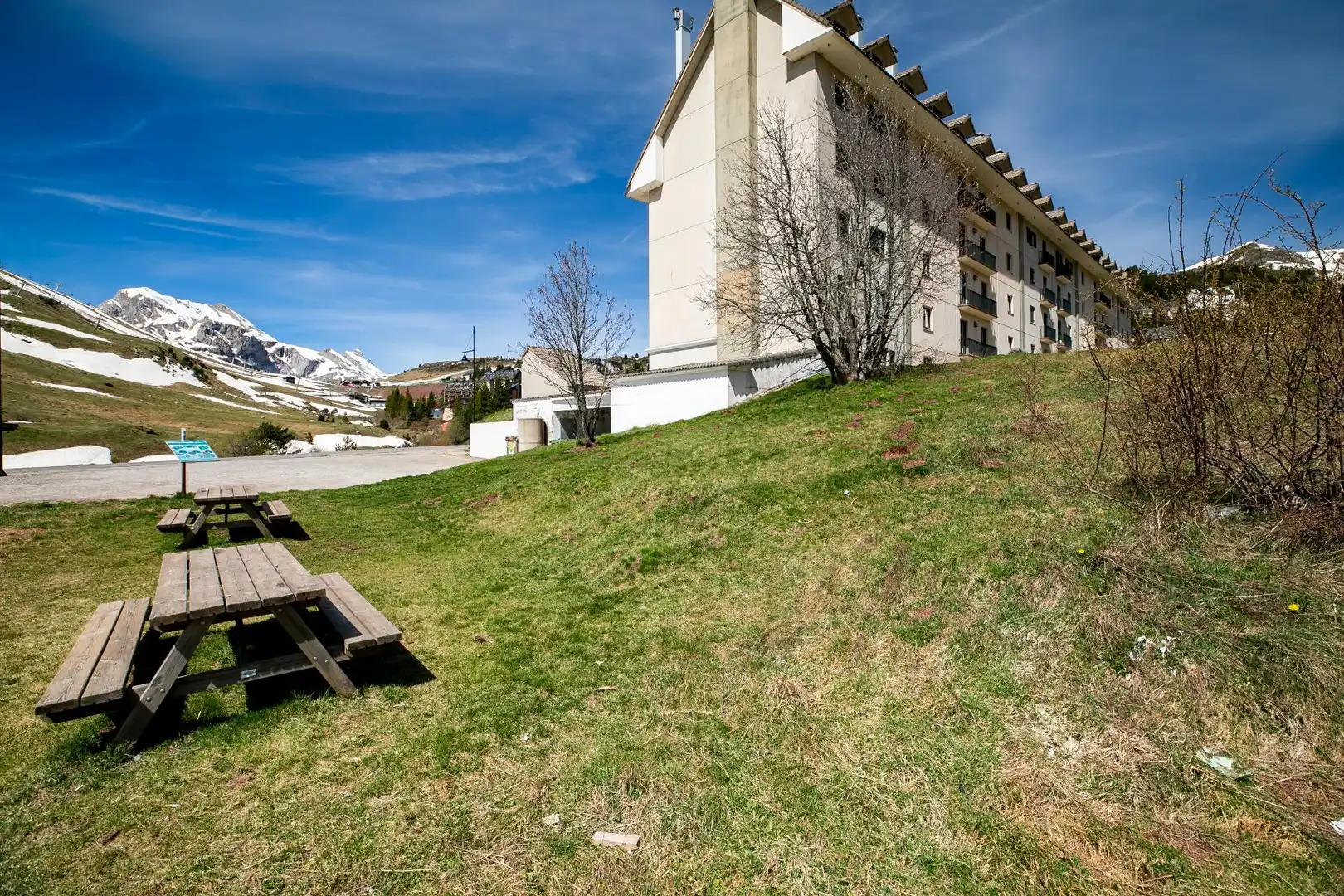 Außenansicht von Wohnung zum Verkauf in Aisa mit Heizung, Terrasse und Abstellraum