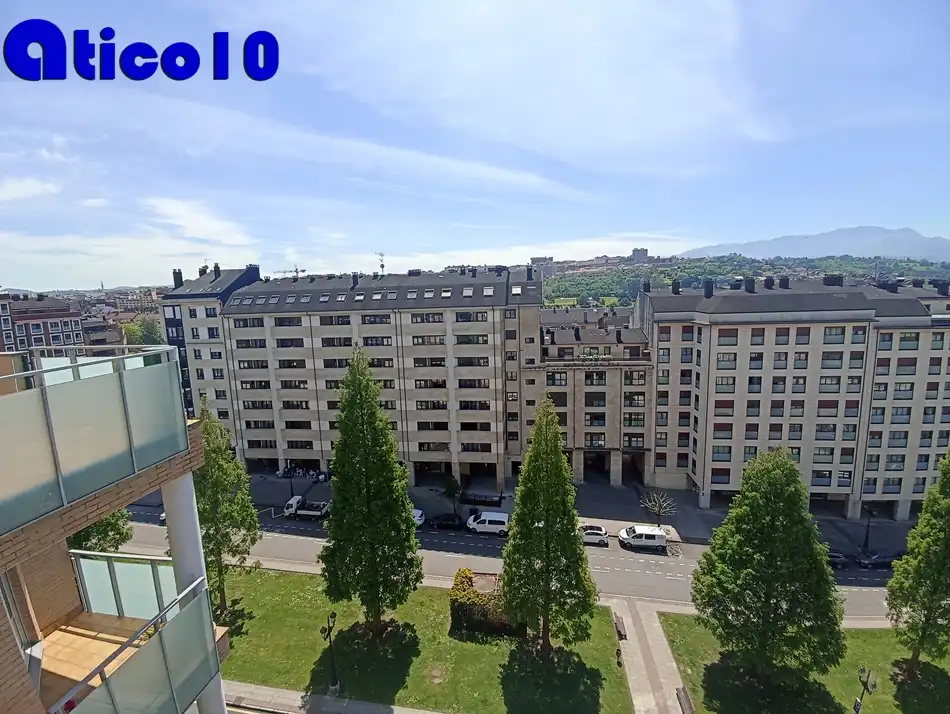 Vista exterior de Àtic en venda en Oviedo  amb Calefacció, Jardí privat i Parquet