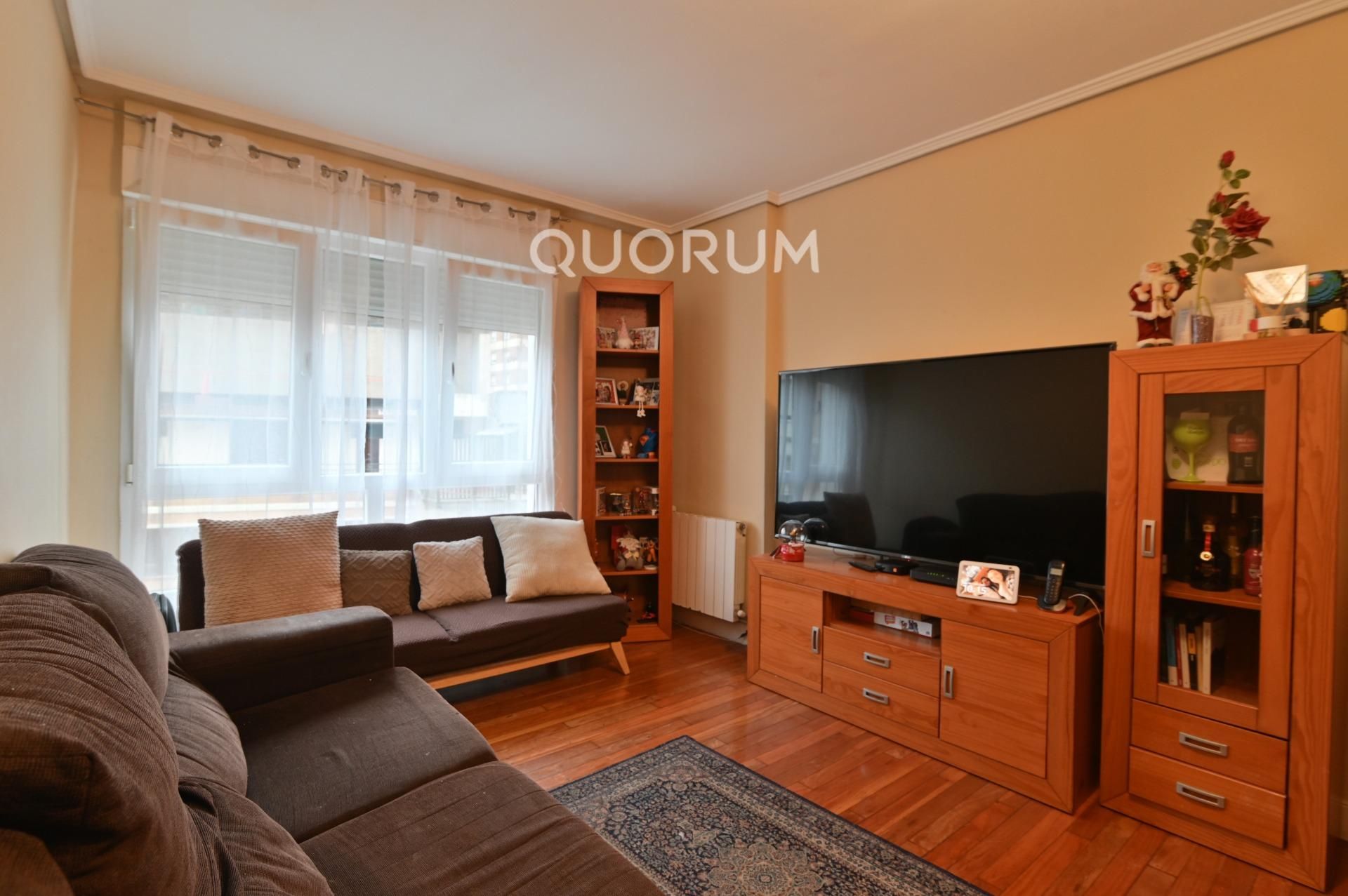 Sala d'estar de Pis en venda en Bilbao  amb Calefacció i Terrassa