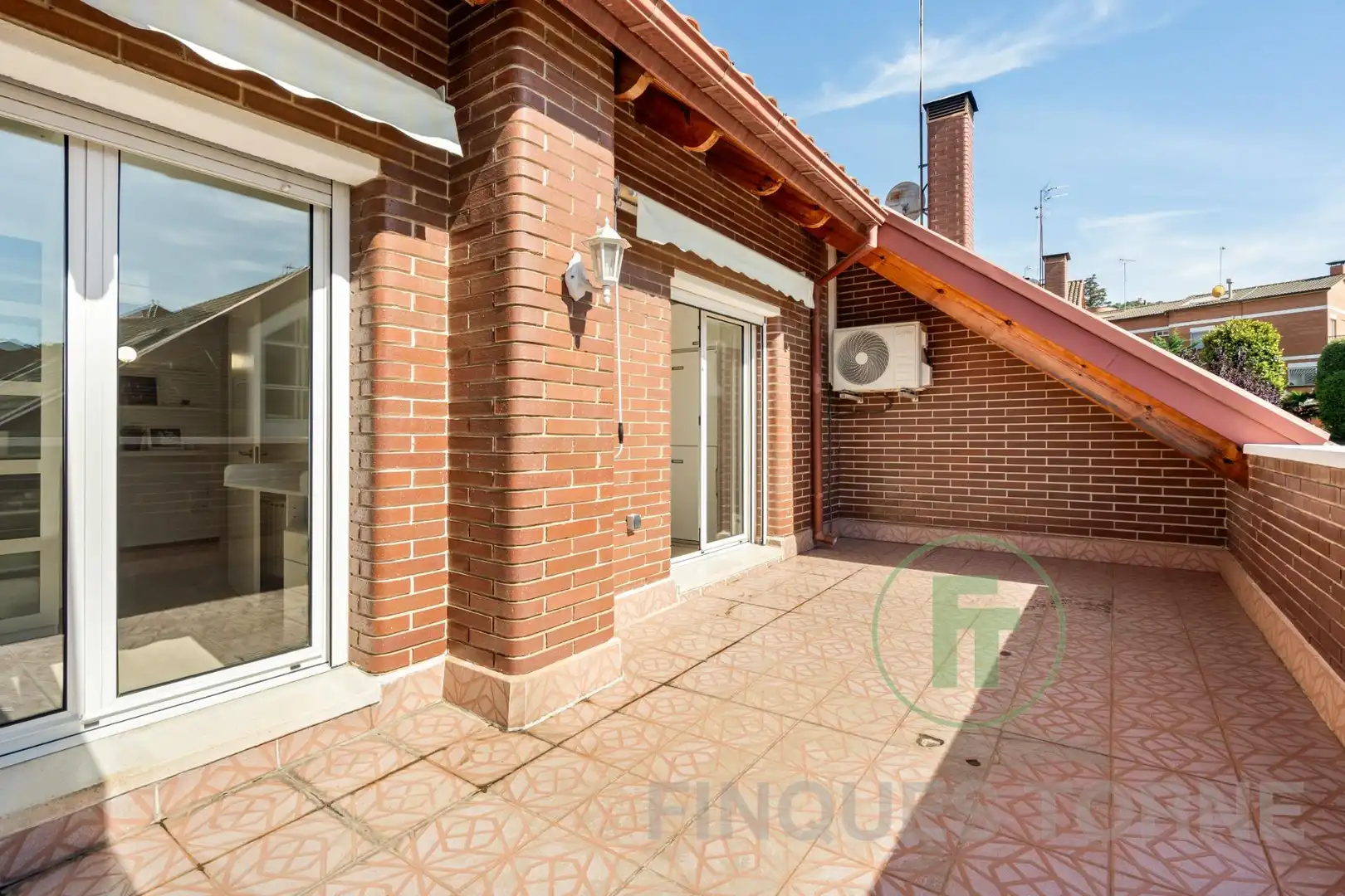 Terrassa de Casa o xalet en venda en Montcada i Reixac amb Aire condicionat, Jardí privat i Parquet