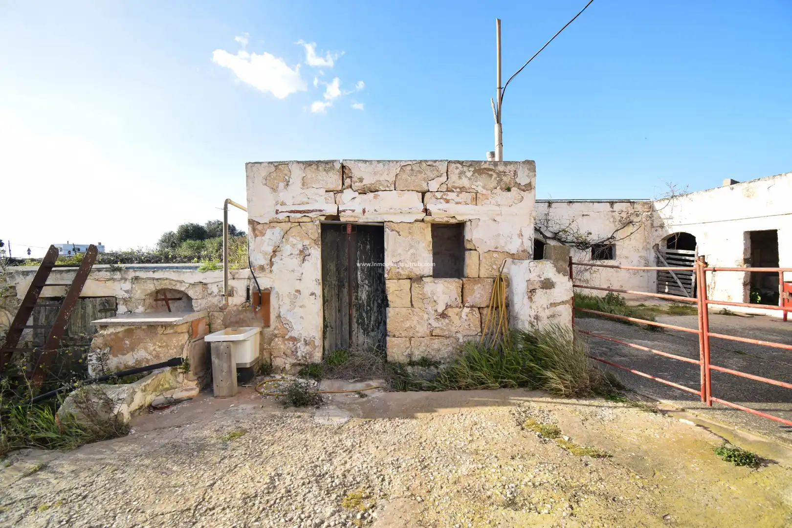 Vista exterior de Terreny industrial en venda en Ciutadella de Menorca