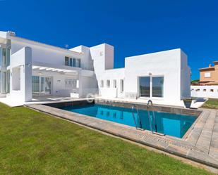 Vista exterior de Casa o xalet en venda en Chiclana de la Frontera amb Aire condicionat, Terrassa i Traster