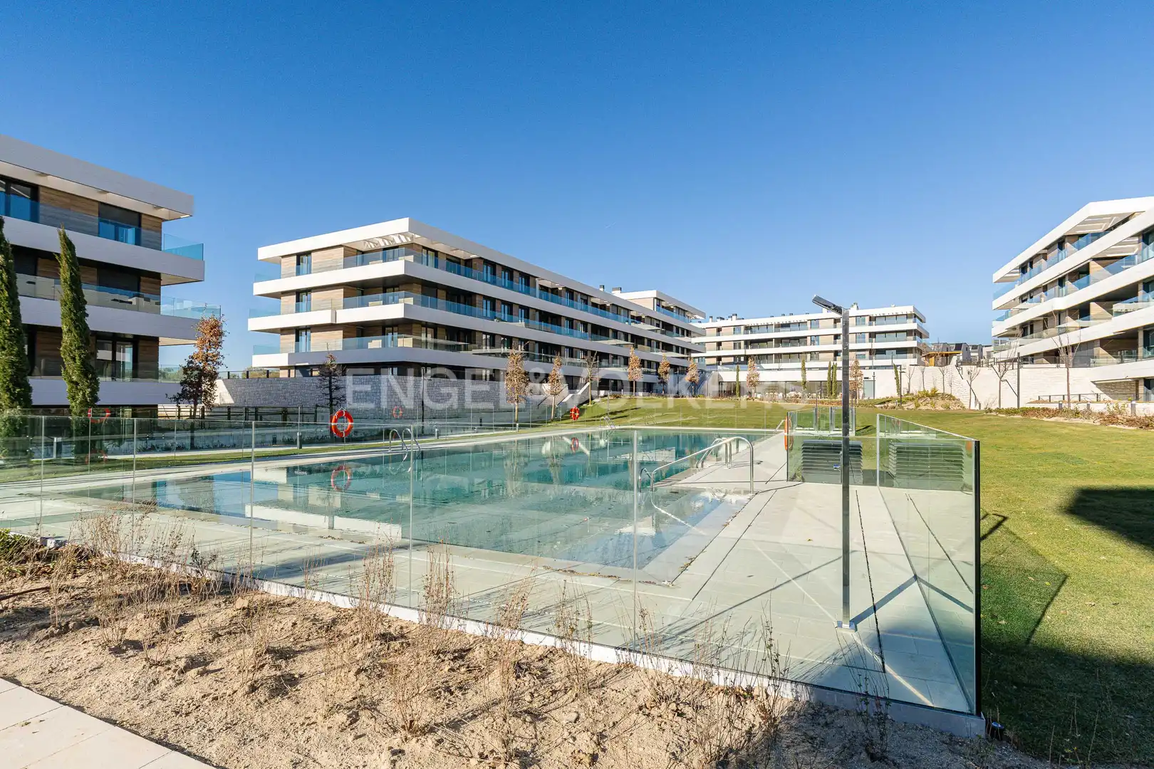 Außenansicht von Wohnung zur Miete in La Moraleja mit Klimaanlage, Heizung und Privatgarten