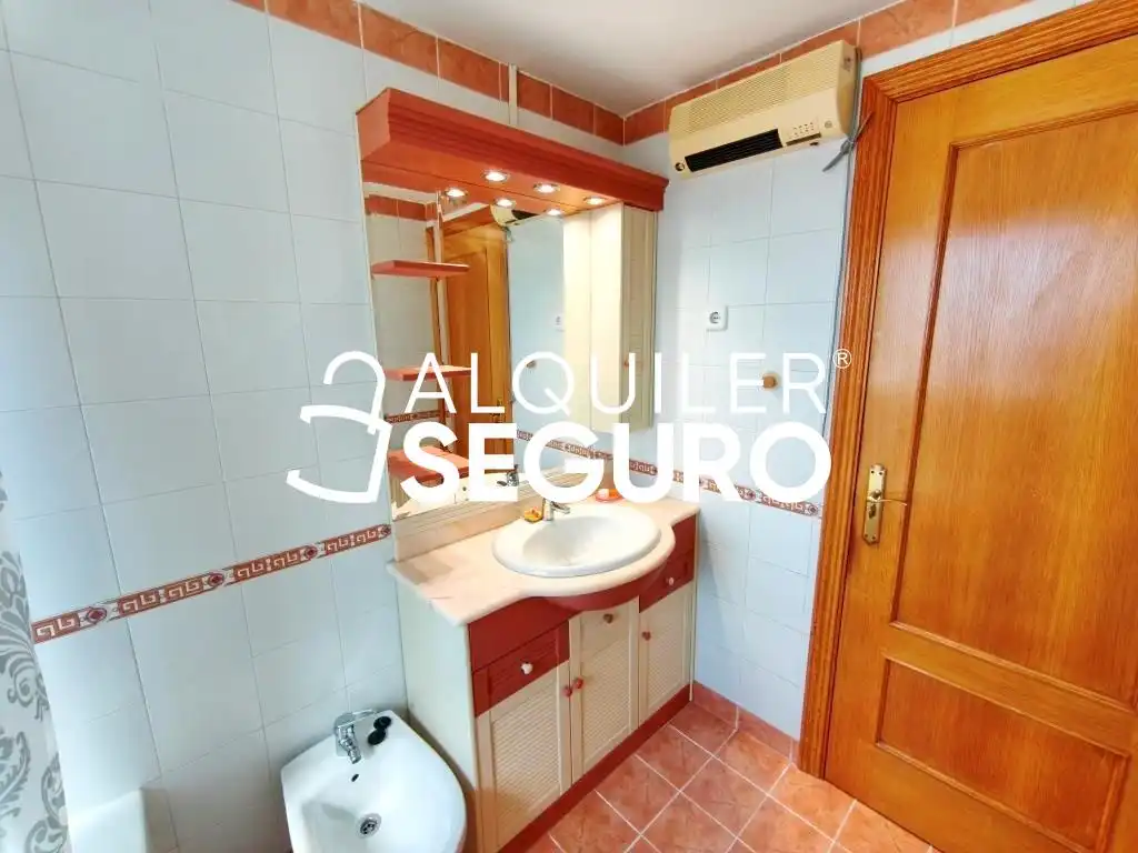 Bathroom of Flat for rent in Móstoles  with Air Conditioner, Heating and Terrace