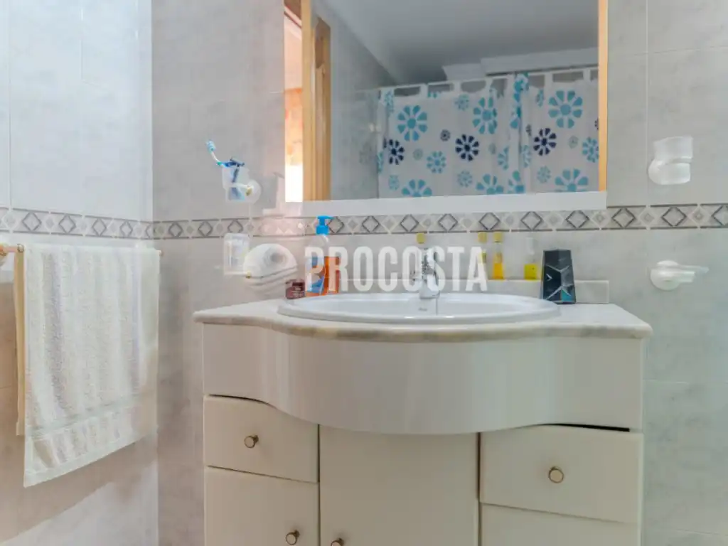 Bany de Casa o xalet en venda en Fuente Vaqueros amb Aire condicionat, Jardí privat i Terrassa