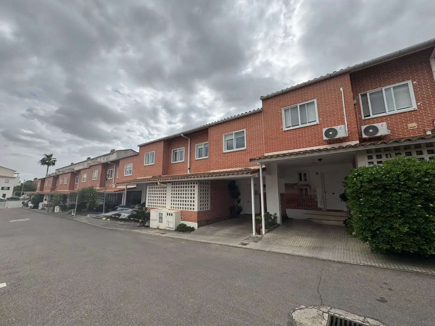 Vista exterior de Casa adosada en venda en Badajoz Capital amb Aire condicionat, Calefacció i Moblat