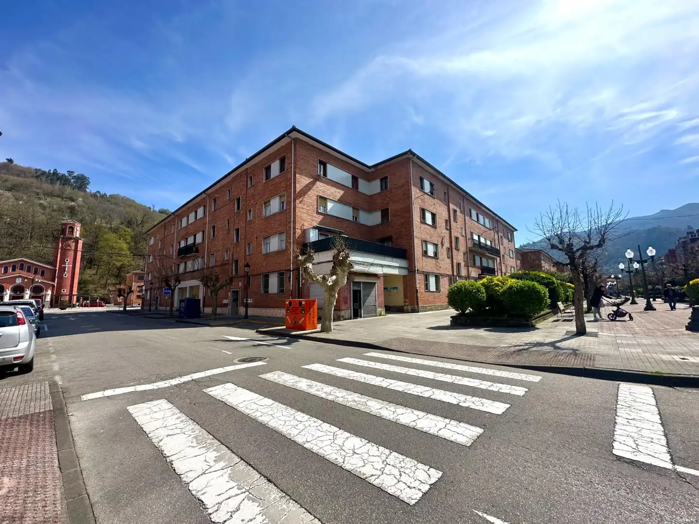 Vista exterior de Piso en venta en San Martín del Rey Aurelio con Calefacción, Trastero y Balcón