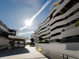 Vista exterior de Pis en venda en Madrid amb Calefacció, Jardí privat i Traster