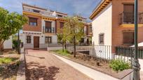 Vista exterior de Casa o xalet en venda en La Zubia amb Aire condicionat, Terrassa i Piscina