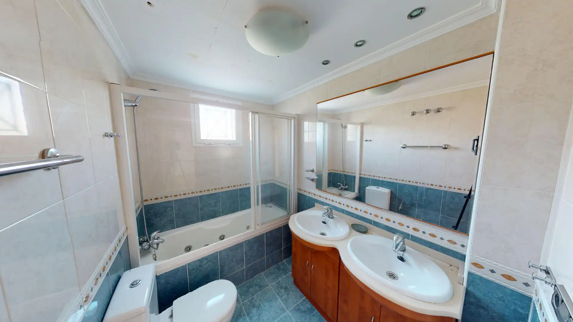 Bathroom of Flat for sale in Torrevieja  with Air Conditioner, Terrace and Community pool