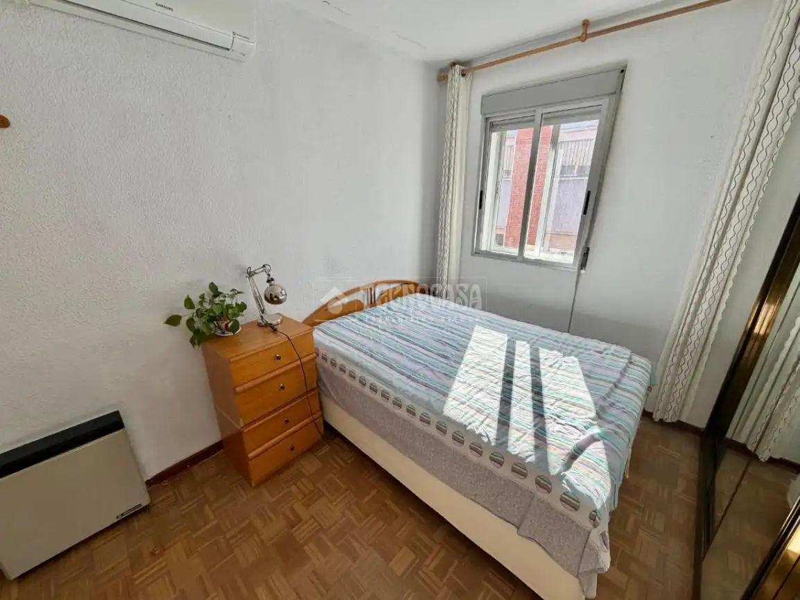 Bedroom of Flat for sale in Madrid
