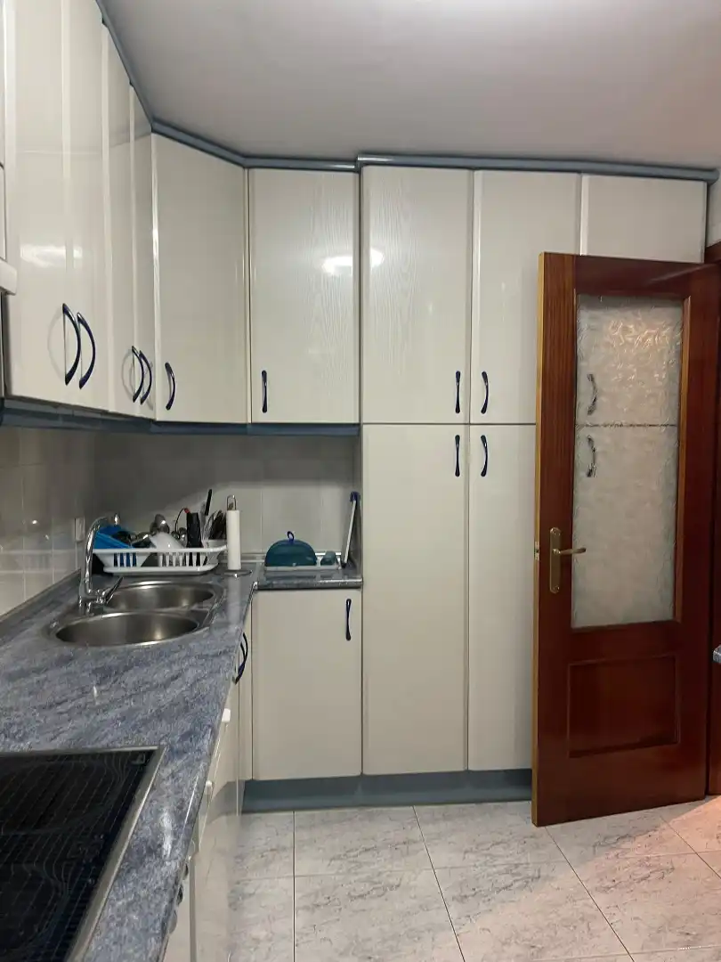Cocina de Piso en venta en Miralvalle - Av. Virgen del Puerto - La Data 