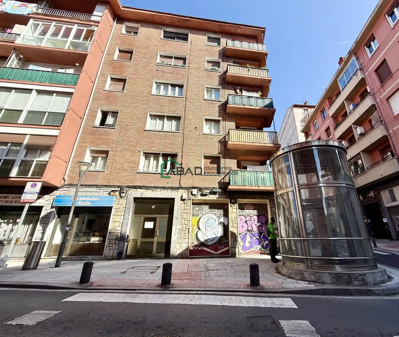 Vista exterior de Pis en venda en Bilbao  amb Parquet, Terrassa i Balcó