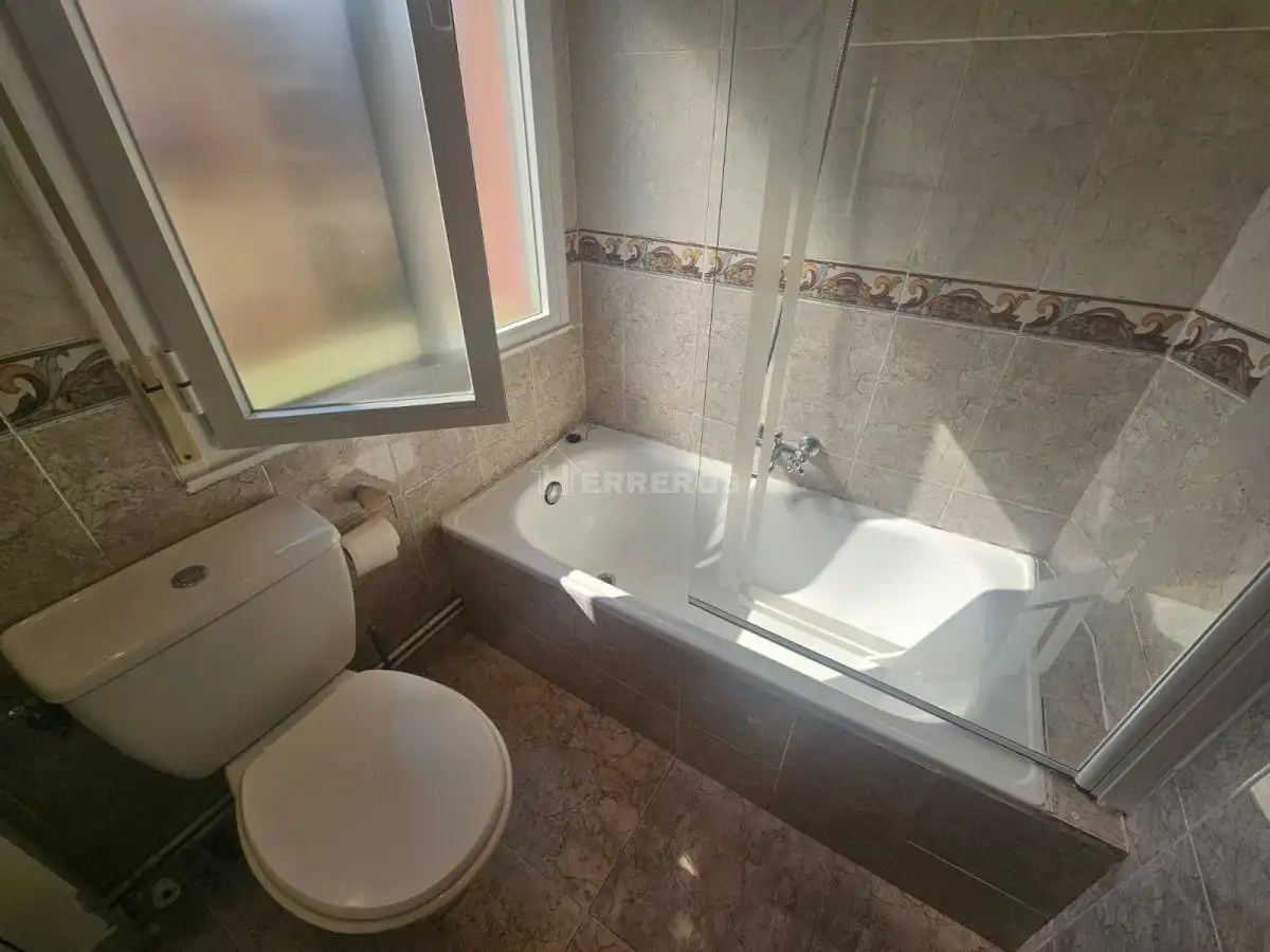 Bany de Apartament en venda en  Logroño amb Calefacció i Parquet