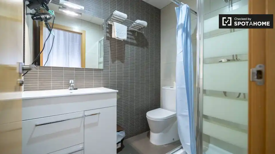 Baño de Piso de alquiler en Valencia con Aire acondicionado, Calefacción y Amueblado