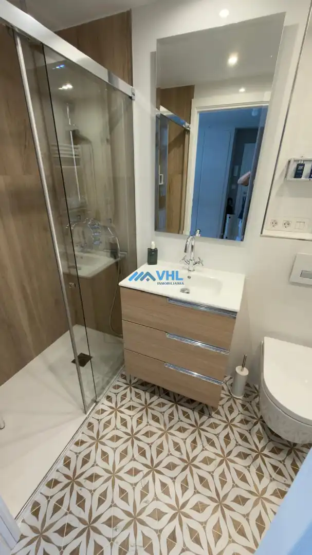 Badezimmer von Wohnung zum Verkauf in Castro-Urdiales mit Klimaanlage, Heizung und Terrasse