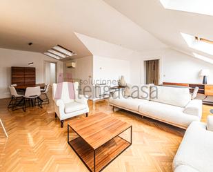 Sala d'estar de Àtic de lloguer en  Madrid Capital amb Aire condicionat i Balcó