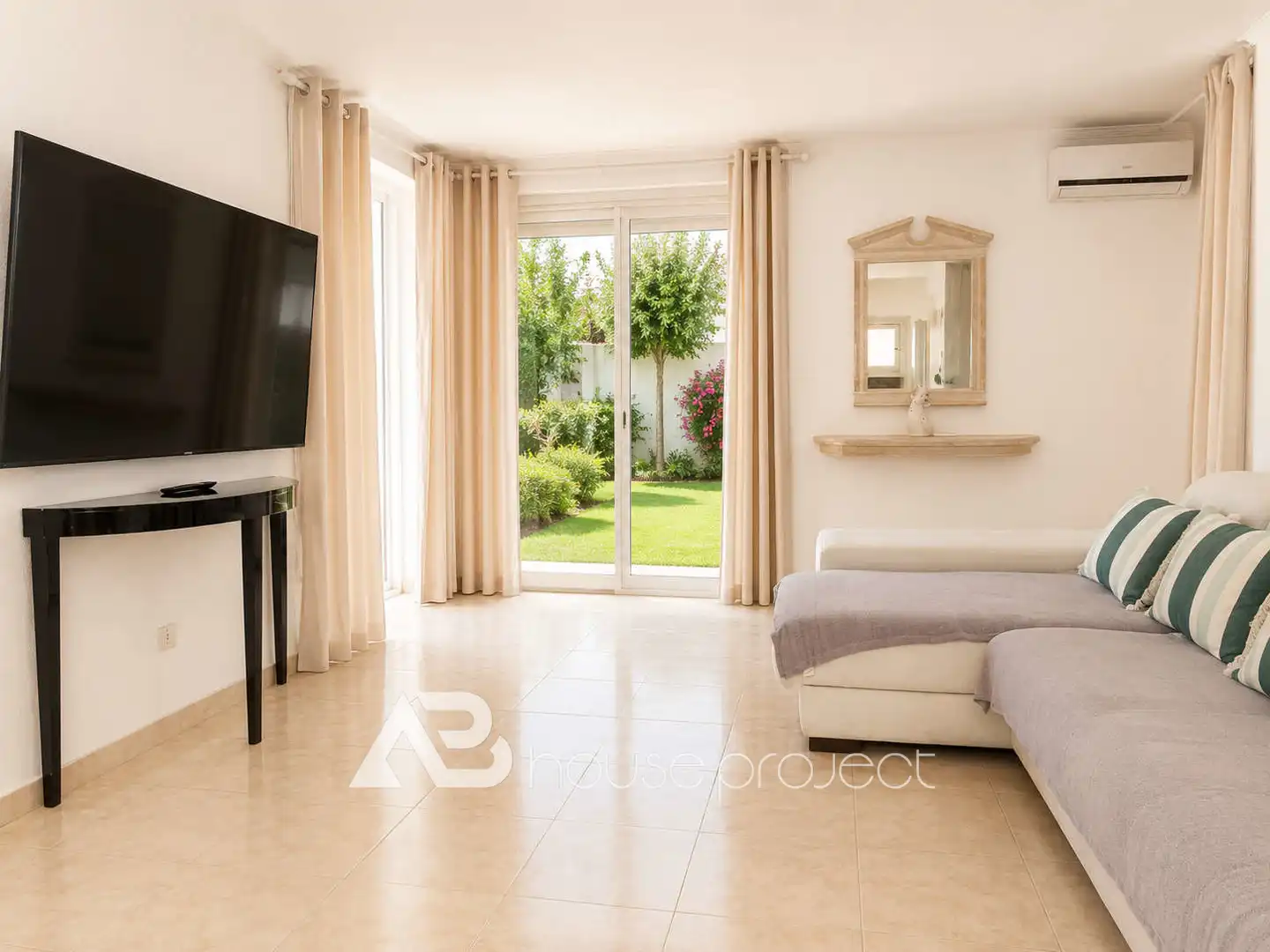 Sala d'estar de Casa o xalet en venda en Adeje amb Aire condicionat, Jardí privat i Terrassa