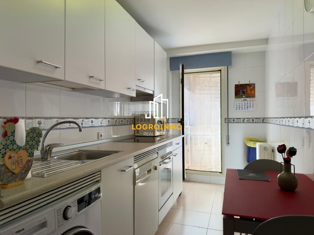 Cocina de Piso en venta en Lardero con Calefacción, Trastero y Balcón