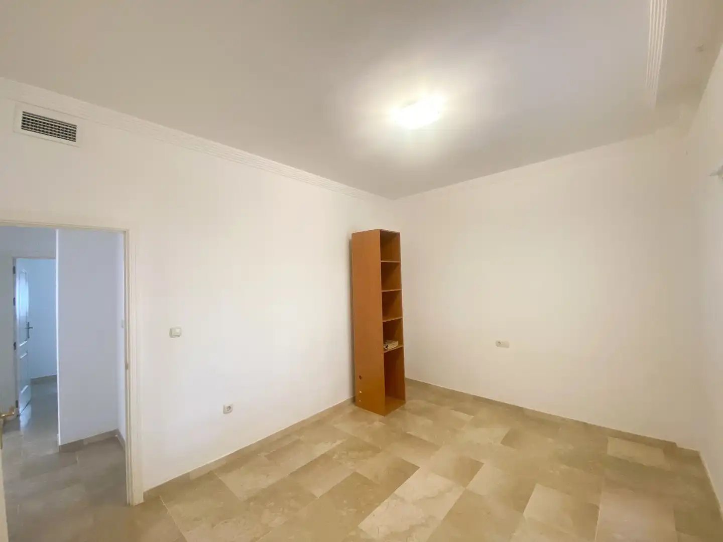 Habitación de Apartamento en venta en Marbella con Terraza y Piscina comunitaria