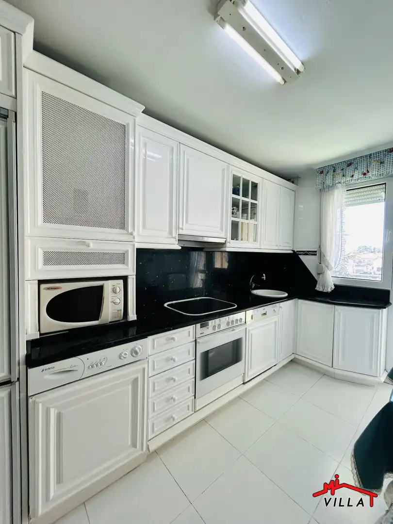 Cocina de Piso en venta en Laredo con Calefacción, Terraza y Amueblado