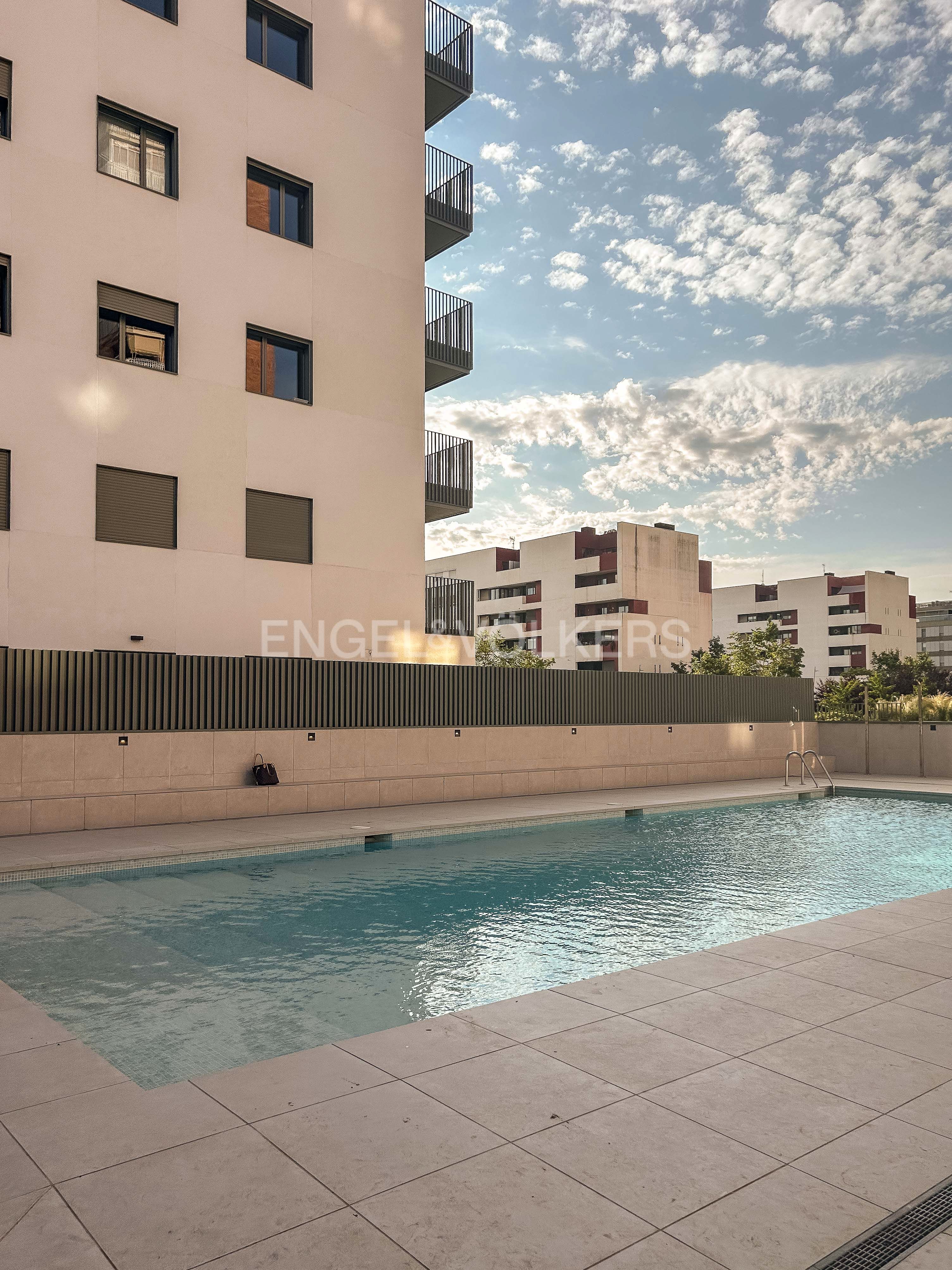 Piscina de Apartament de lloguer en Terrassa amb Aire condicionat, Calefacció i Traster