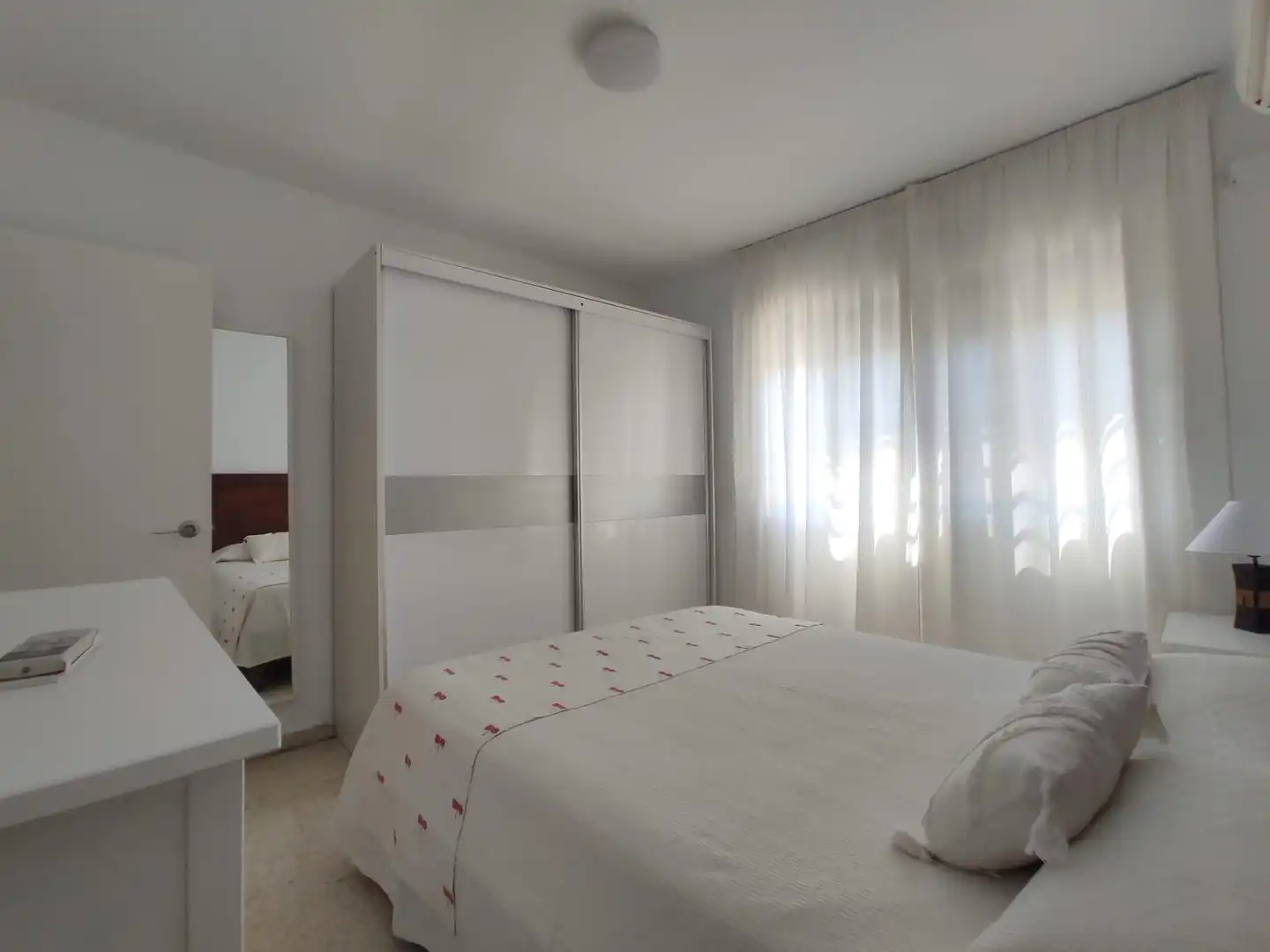 Dormitori de Casa adosada de lloguer en Dos Hermanas amb Aire condicionat, Jardí privat i Moblat
