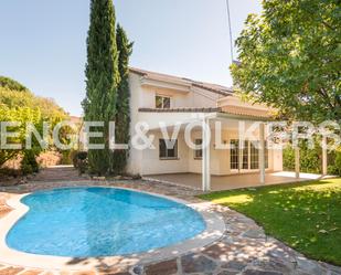 Vista exterior de Casa o xalet de lloguer en Las Rozas de Madrid amb Aire condicionat, Calefacció i Jardí privat