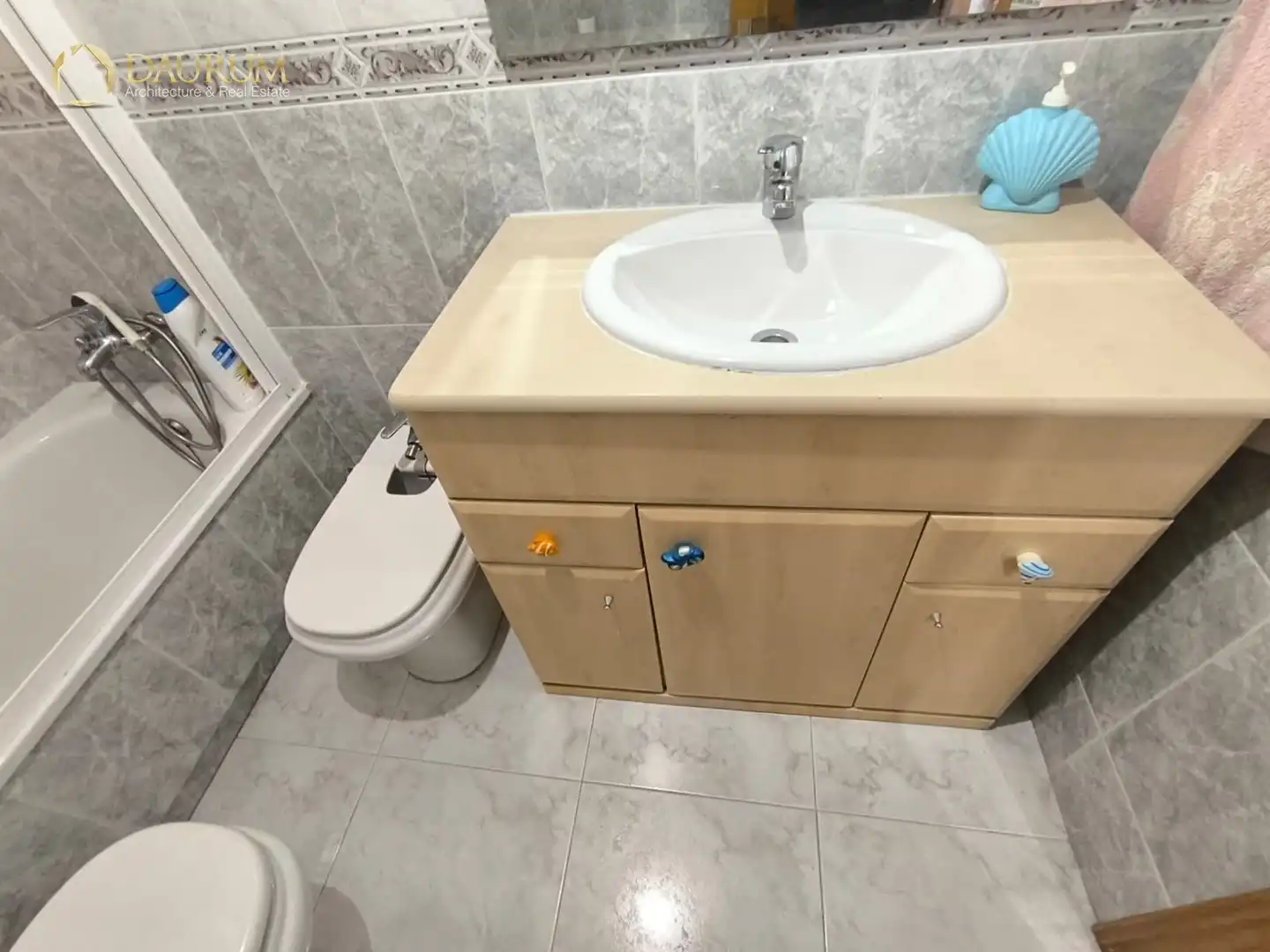 Badezimmer von Einfamilien-Reihenhaus zum Verkauf in Santa Pola mit Klimaanlage, Heizung und Privatgarten