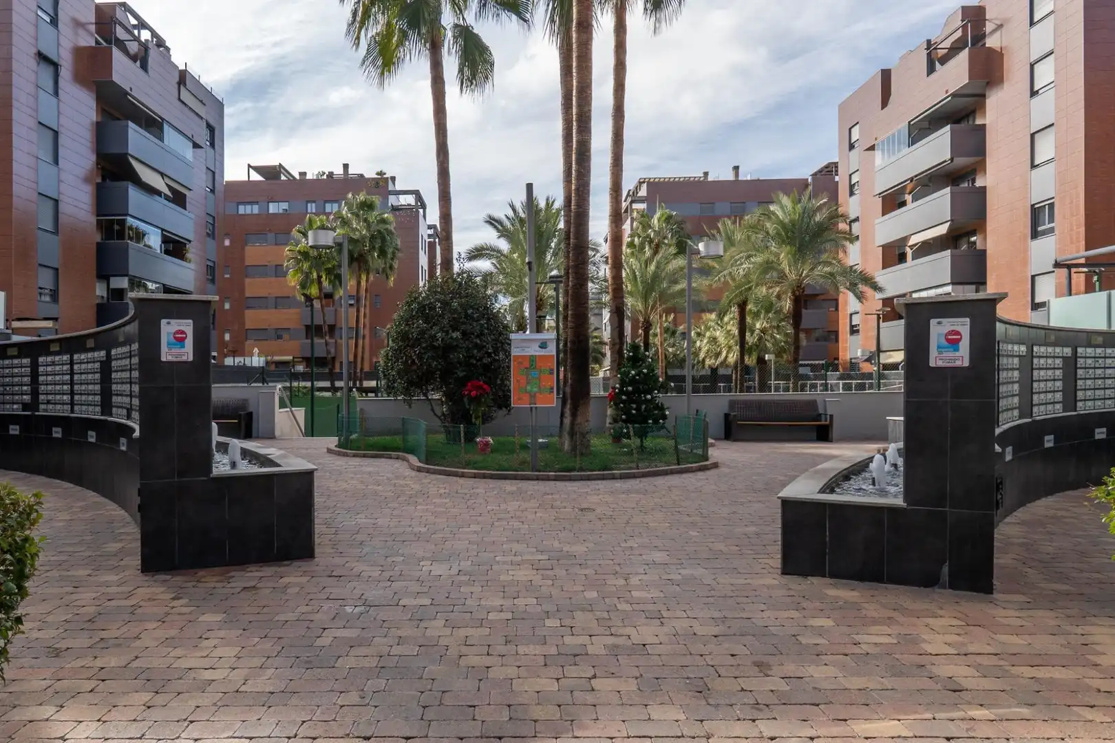 Außenansicht von Wohnung zum Verkauf in Granada mit Heizung, Privatgarten und Balkon