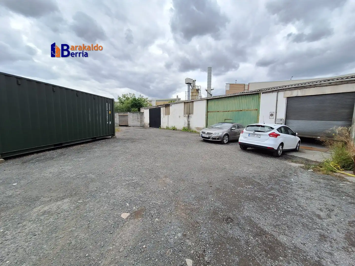 Parkplatz von Fabrikhallen zur Miete in Erandio
