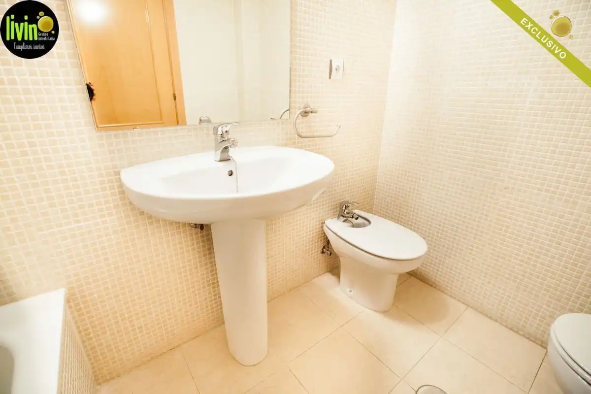 Bathroom of Flat for rent in Jaén  with Air Conditioner, Heating and Community pool