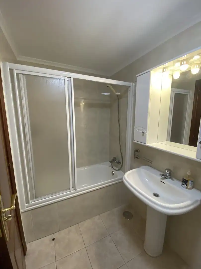 Baño de Piso de alquiler en A Coruña Capital  con Calefacción y Amueblado