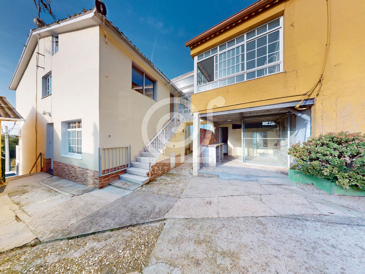 Vista exterior de Casa o xalet en venda en Oleiros amb Calefacció, Terrassa i Traster
