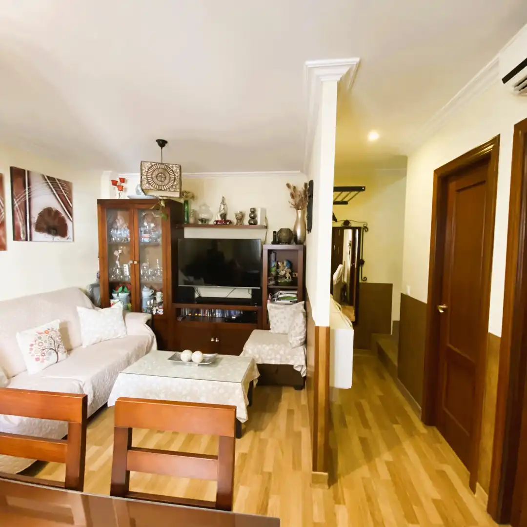 Sala de estar de Casa adosada en venta en Dos Hermanas con Aire acondicionado, Parquet y Trastero