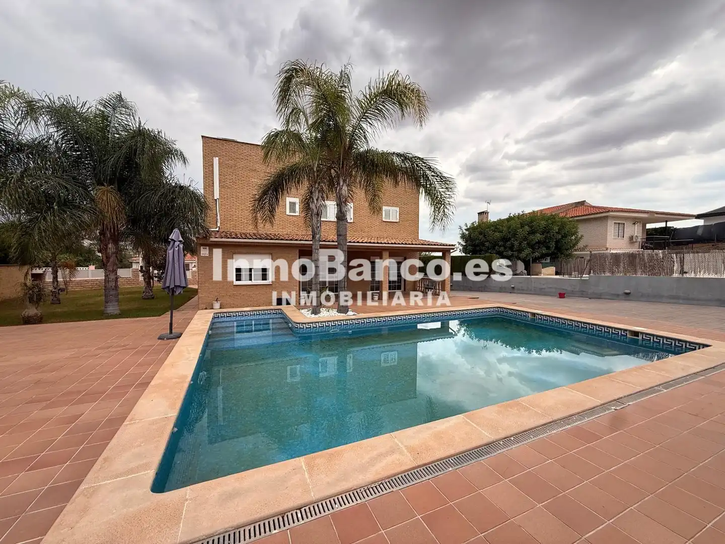 Villa mit Pool zum Verkauf in Avenida del Rio Turia 587
