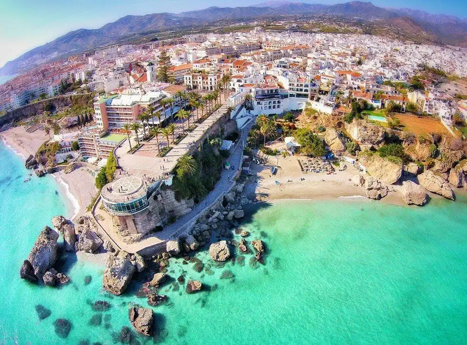 Vista exterior de Casa o xalet en venda en Nerja amb Aire condicionat, Jardí privat i Traster
