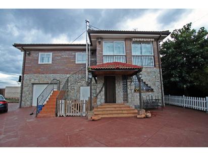 Vista exterior de Casa o xalet en venda en Torrejón del Rey amb Calefacció, Jardí privat i Terrassa