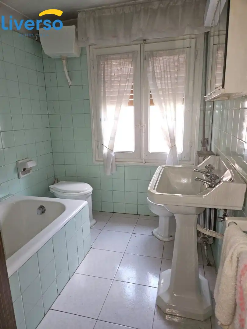 Bany de Casa o xalet en venda en Pradoluengo amb Terrassa, Moblat i Balcó