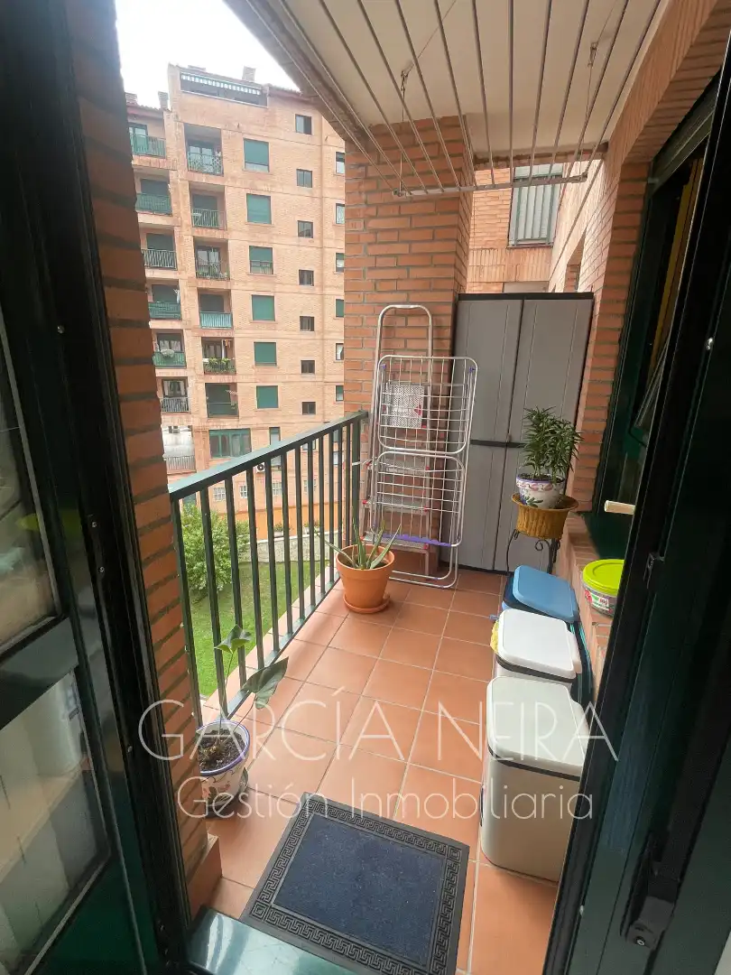 Terrassa de Pis en venda en Oviedo  amb Calefacció, Jardí privat i Parquet