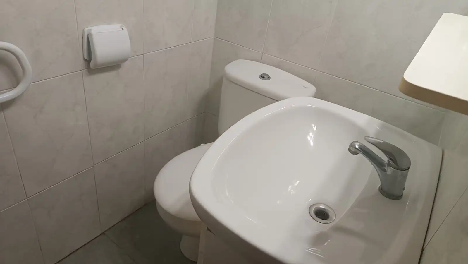 Bany de Casa adosada en venda en Flix amb Aire condicionat, Calefacció i Terrassa