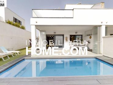 Doppelhaushälfte mit Balkon zum Verkauf in Avenida Santa Clara