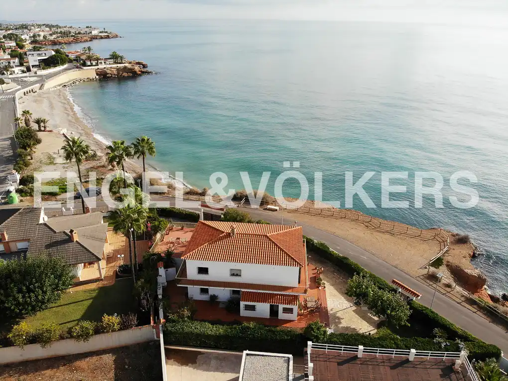 Vista exterior de Casa o xalet en venda en Vinaròs amb Calefacció, Jardí privat i Terrassa